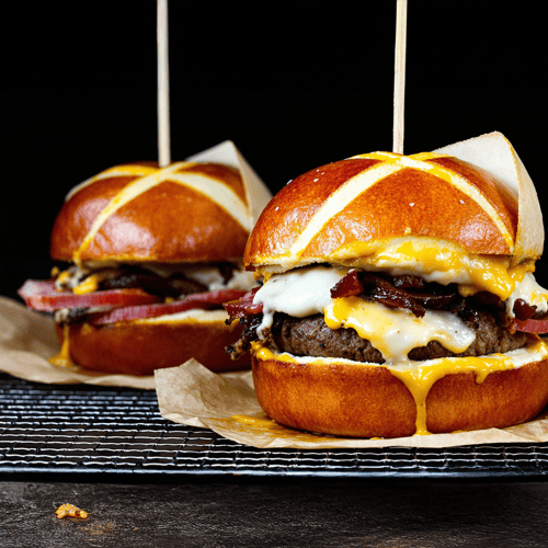 Salami Pizza-Burger mit Laugenbrötchen