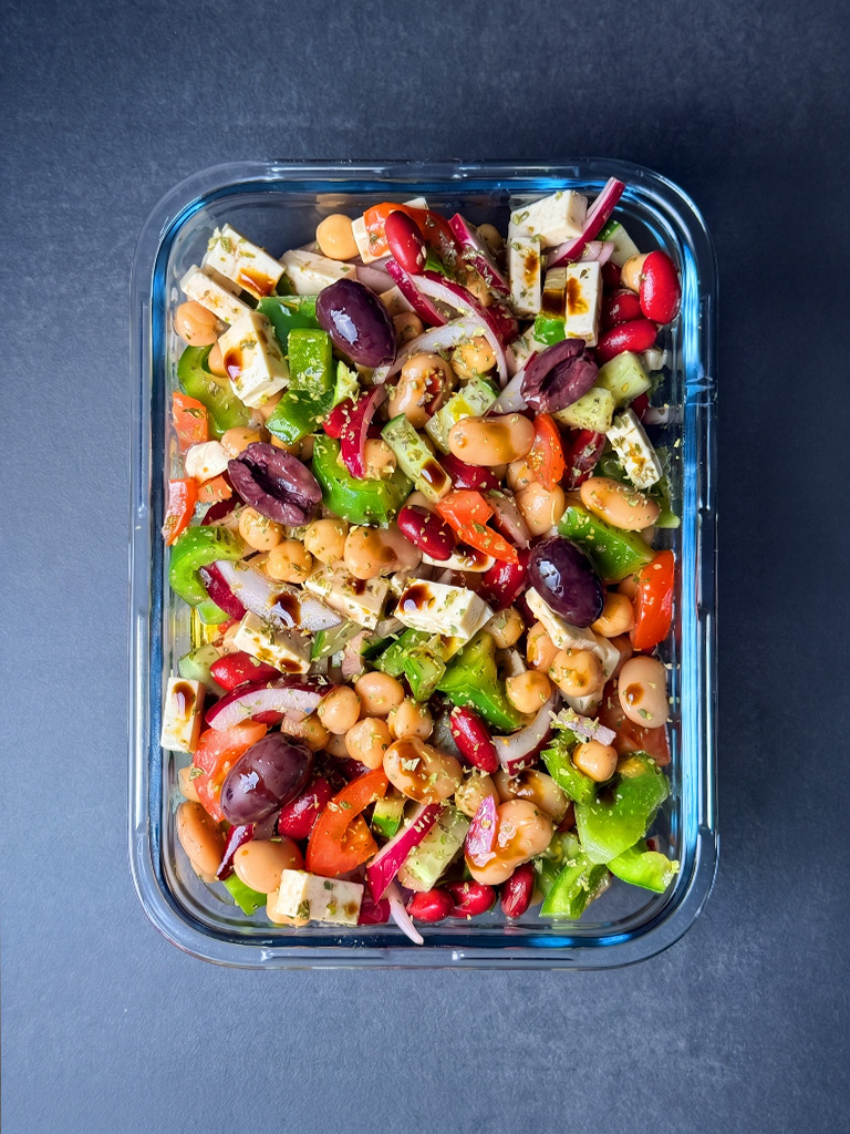 Griechischer Salat mit Feta und Hülsenfrüchten