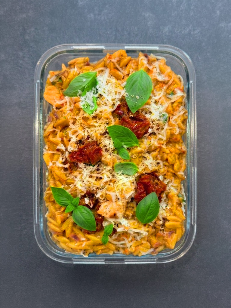 Mediterranes Orzo-Risotto mit saftiger Hähnchenbrust und Pesto-Sahnesauce
