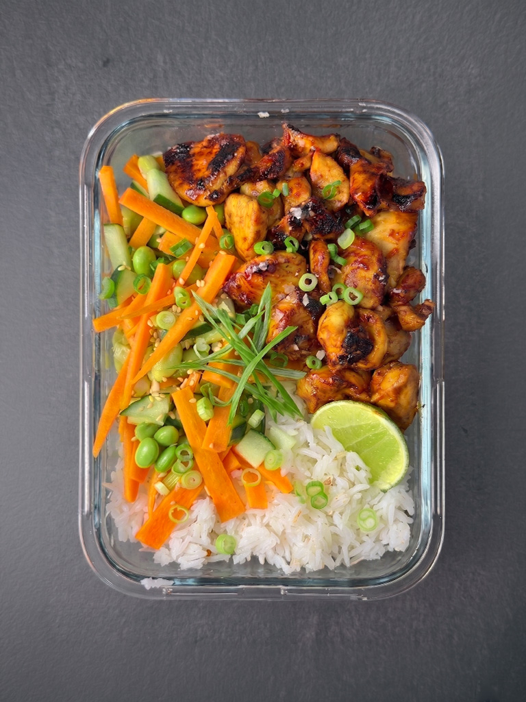 Scharfes Gochujang-Hähnchen mit Minz-Edamame-Salat